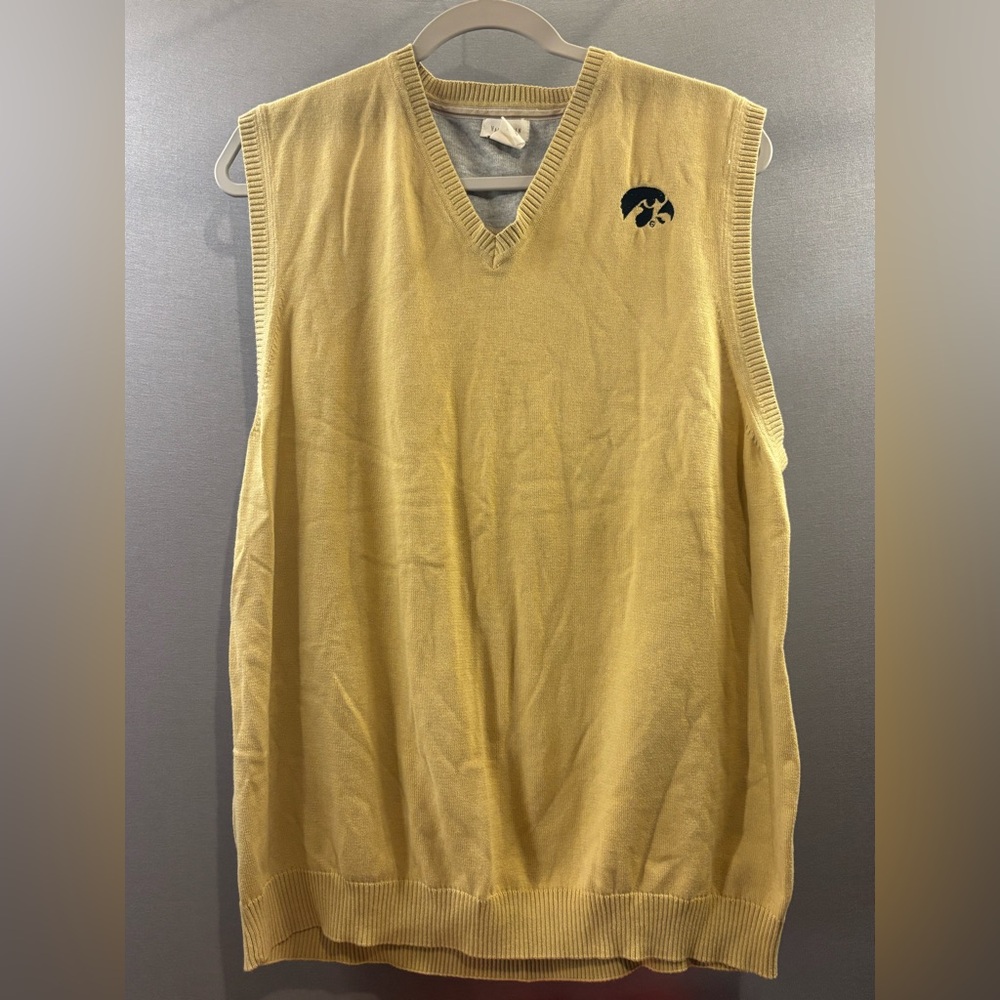 Iowa Hawkeyes vintage sweater vest size XL preppy
Fan gear tailgate